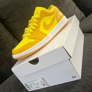 WOMANS AIR JORDAN 1 LOW , size 8.5 (NEVER WORN)